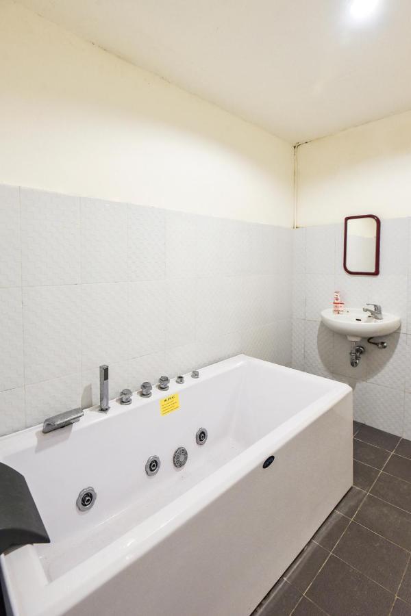 Oyo 348 Hotel Dieng Permai ジョグジャカルタ エクステリア 写真
